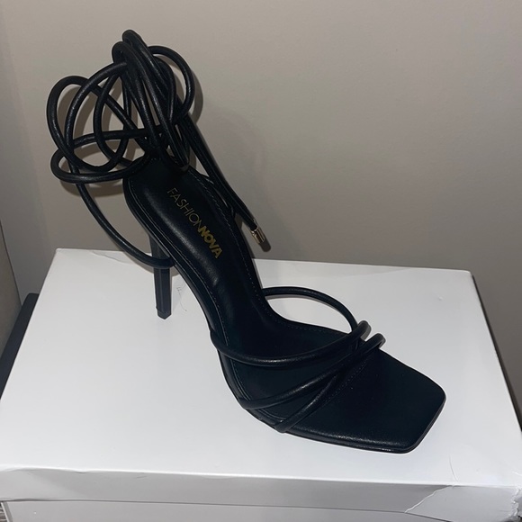 Black lace up heels - Picture 2 of 3